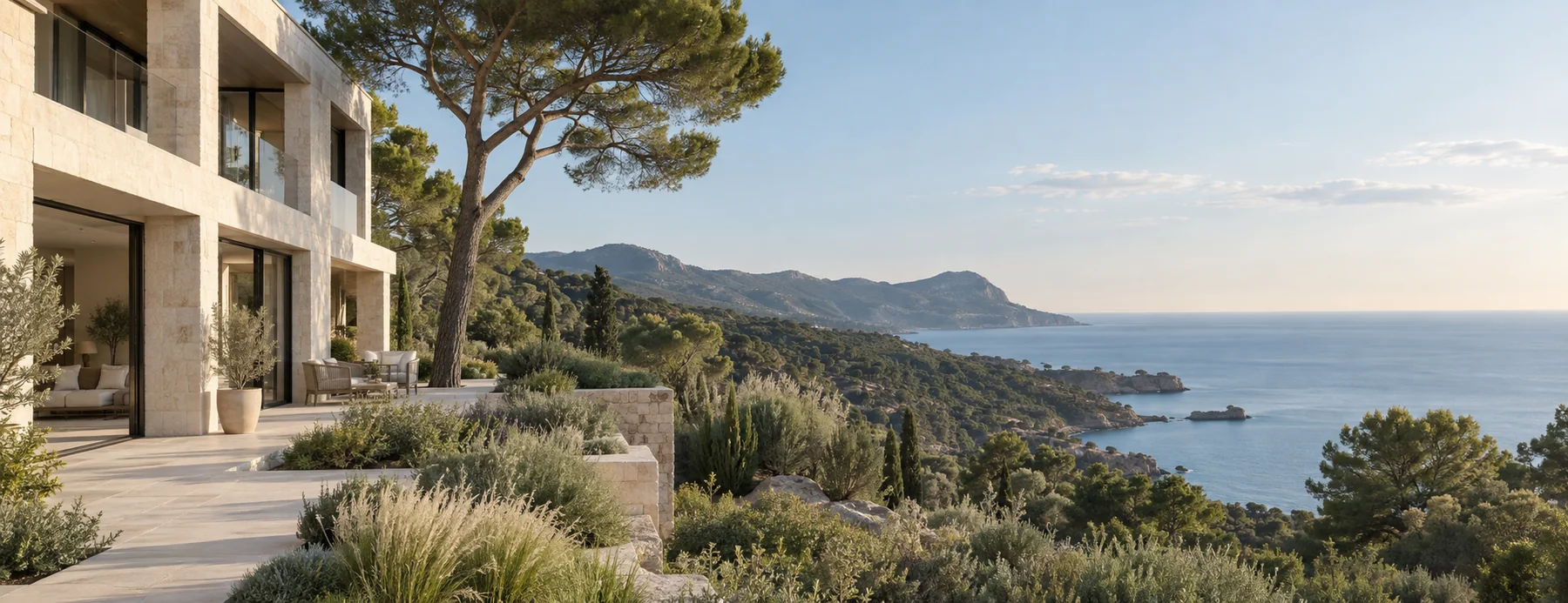 Architecture contemporaine ouverte sur un paysage calme